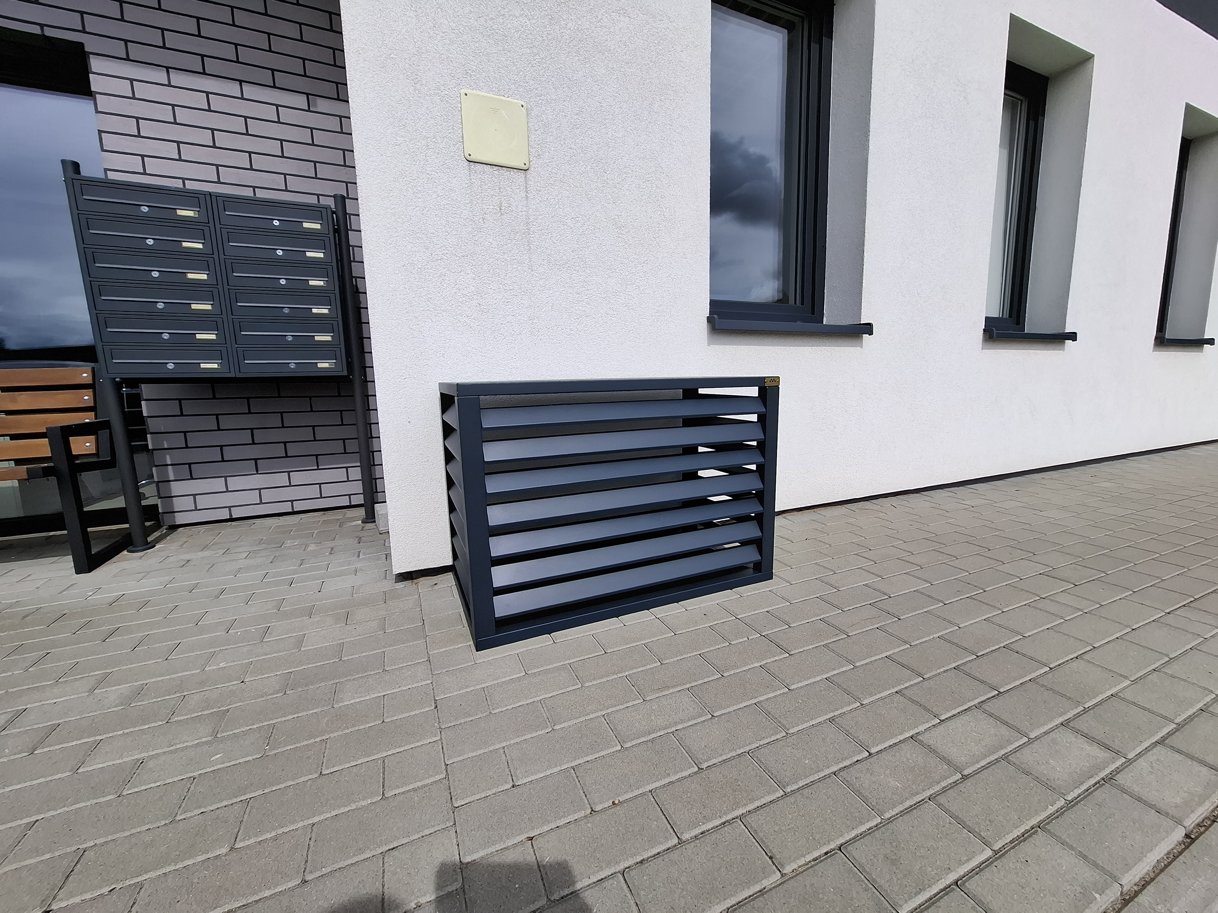 Osłona klimatyzatora KariArt przed budynkiem